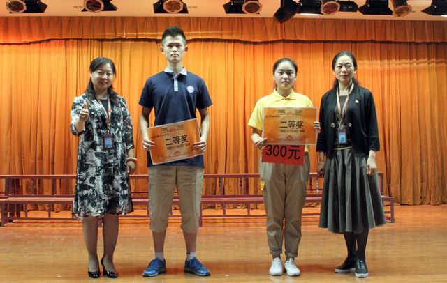 20170525034837302.jpg 調(diào)整大小 11、蘇曉紅主任和張榮霞主任給獲得二等獎的代表隊頒獎.jpg