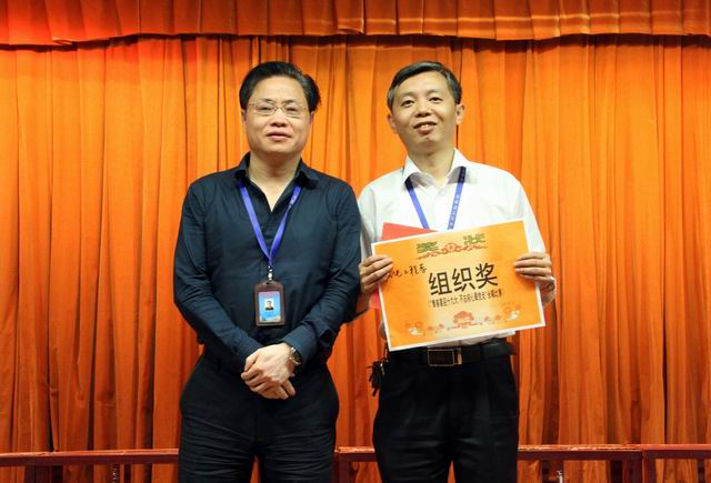 20170525034749932.jpg 調(diào)整大小 9、任建設(shè)副院長給機(jī)電工程系頒發(fā)組織獎.jpg