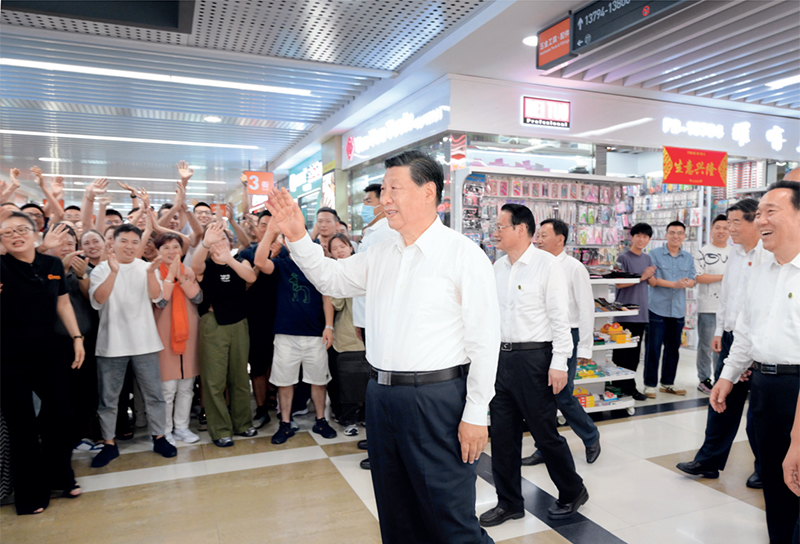 2023年9月20日至21日，中共中央總書記、國家主席、中央軍委主席習近平在浙江考察。這是20日上午，習近平在義烏國際商貿城考察時，同商戶親切交流。 新華社記者 李學仁/攝