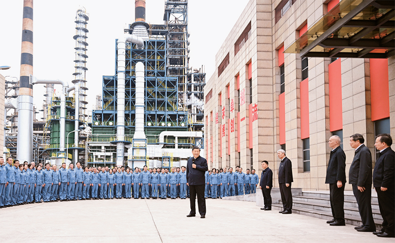 2023年10月10日至13日，中共中央總書記、國家主席、中央軍委主席習近平在江西考察。這是10日下午，習近平在中國石化九江分公司考察時，同企業員工親切交流。 新華社記者 謝環馳/攝