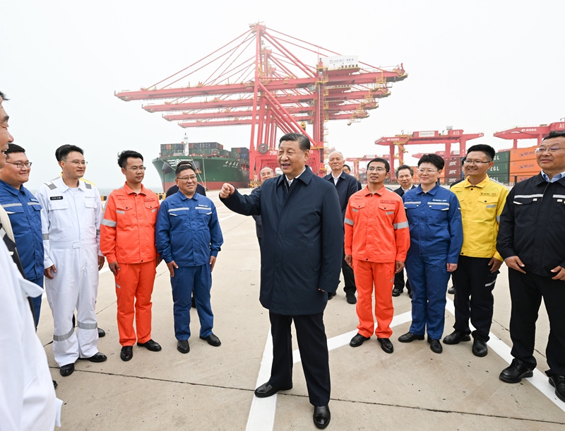 ??5月22日至24日，中共中央總書記、國家主席、中央軍委主席習(xí)近平在山東考察。這是22日下午，習(xí)近平在日照港親切慰問港口科技工作者、運營人員、航運人員。 